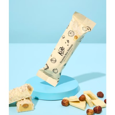 Deluxe protein bar with white chocolate and hazelnuts