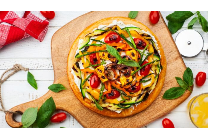 Pizza crudista: peperoni e pomodori secchi